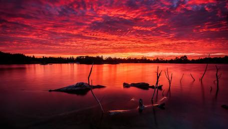 Vibrant Sunset Over Calm Lake wallpaper