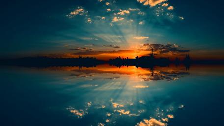 Stunning Sunset Reflection Over Tranquil Water wallpaper