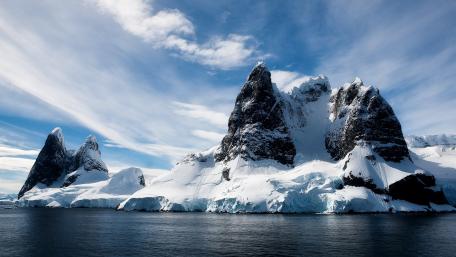 Majestic Glacier Peaks Under Clear Skies wallpaper