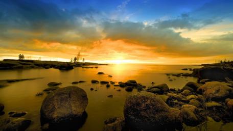 Serene Sunset Over Tranquil Waters wallpaper
