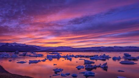 Dreamy Sunset Over a Tranquil Lake wallpaper
