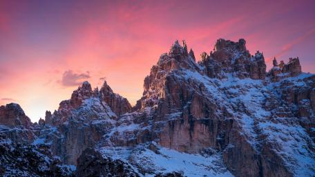 Breathtaking Alpine Sunset over Snow-Capped Peaks wallpaper