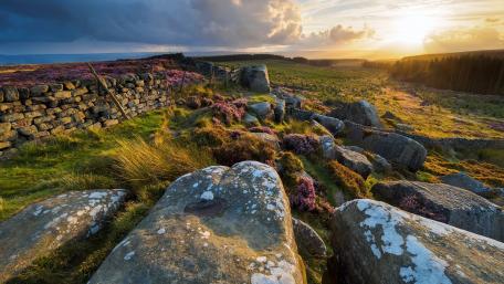 Majestic Countryside Sunset with Boulders wallpaper