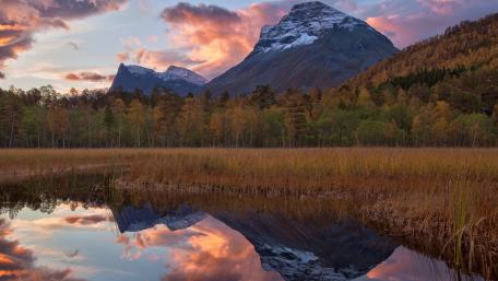 Serene Mountain Reflections in Tranquil Waters wallpaper