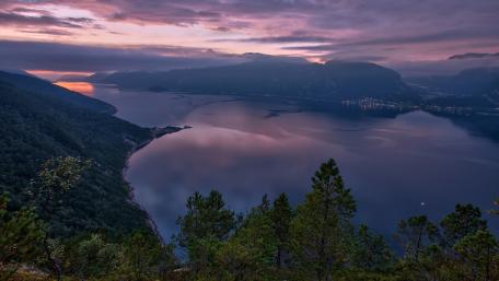 Serene Lake View at Dusk wallpaper
