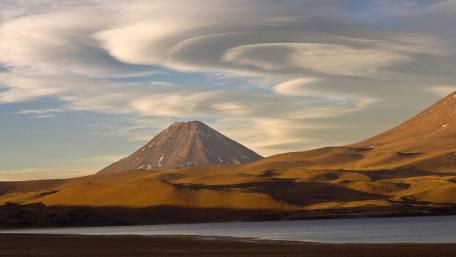 Majestic Mountain Reflections in Tranquil Lake wallpaper