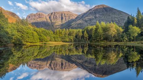 Serene Mountain Reflection in Tranquil Lake wallpaper