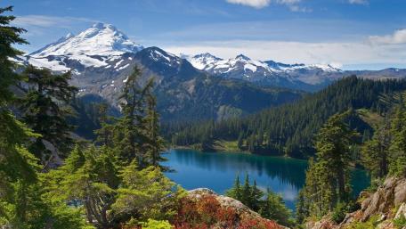 Majestic Mountain Reflections in a Serene Lake wallpaper