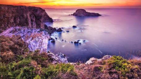 Serene Twilight Over the Purple Coastline wallpaper