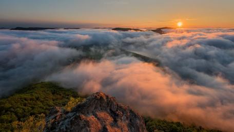 Majestic Sea of Clouds at Sunrise wallpaper