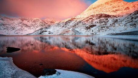 Serene Mountain Sunset Over Frozen Lake wallpaper