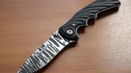 Sleek Tactical Knife Design for Enthusiasts wallpaper