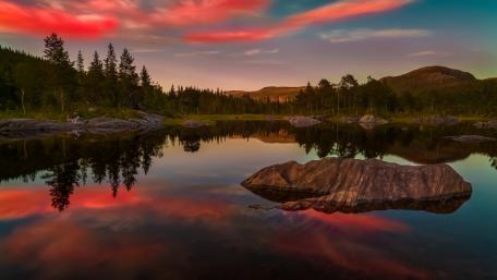 Serene Lake Reflections at Dusk wallpaper