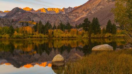 Serene Lake Reflection in Majestic Mountains wallpaper