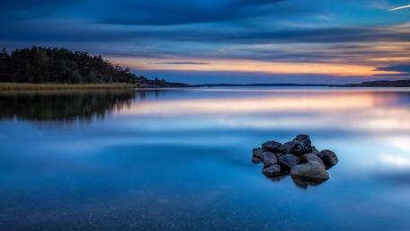 Tranquil Lake at Blue Hour Evening Glow wallpaper