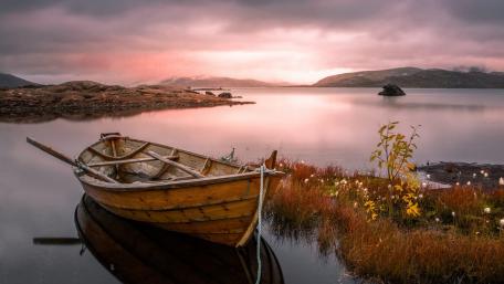 Serene Autumn Reflections on the Lake wallpaper