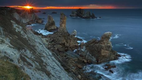 Majestic Sunset Over Cliff and Sea View wallpaper