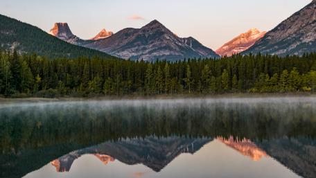 Majestic Mountain Reflections in Tranquil Waters wallpaper