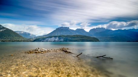 Serene Mountain Lake Reflection wallpaper