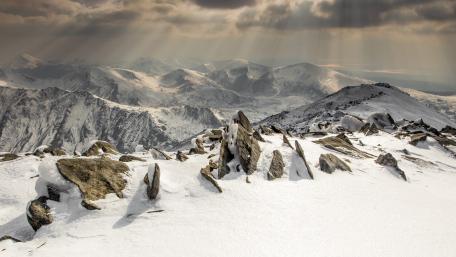 Majestic Winter Mountain Range View wallpaper