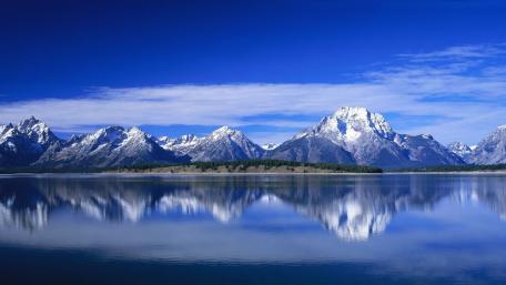 Serene Blue Mountain Reflection Scene wallpaper