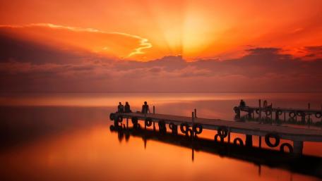Serene Sunset Over the Pier wallpaper