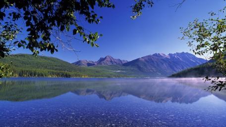 Tranquil Lake Reflection in Nature's Embrace wallpaper
