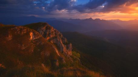 Majestic Mountain Panorama at Dusk wallpaper