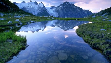 Serene Mountain Reflection in Tranquil Lake Scene wallpaper