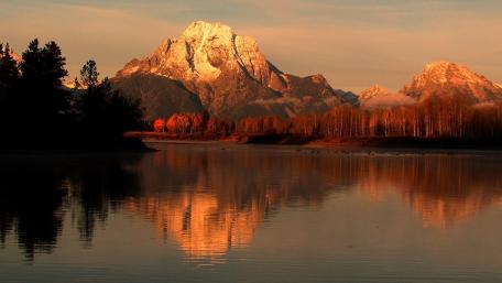 Majestic Mountains Reflected in Serene Lake wallpaper