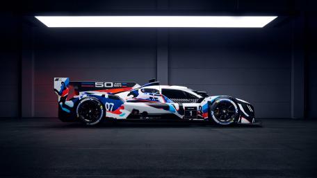 Dynamic Racing Car in Ultra-High Definition Wallpaper wallpaper