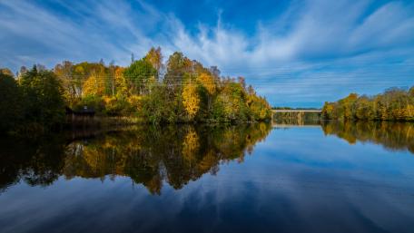 Autumn Serenity on Tranquil Waters wallpaper