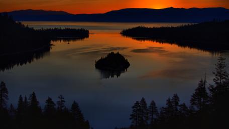 Serene Sunset Over Tranquil Waters wallpaper