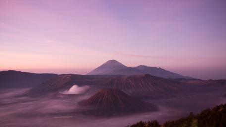 Majestic Mountains at Dawn wallpaper