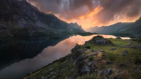 Serene Mountain Lake at Dusk wallpaper