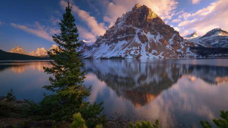Majestic Mountain Reflection at Dusk wallpaper