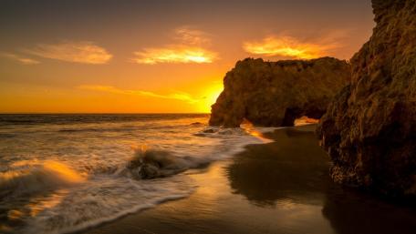 Serene Sunset Over the Coastal Shoreline wallpaper