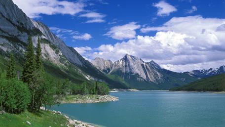 Majestic Mountain Lake Serenity wallpaper