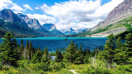Majestic Mountain Lake Scenery wallpaper