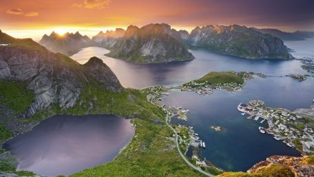 Majestic Mountain Landscape at Sunset wallpaper