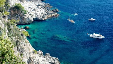 Serene Coastal Escape with Crystal Clear Waters wallpaper