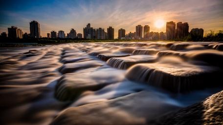 Serenity of Water Meets Urban Skyline wallpaper