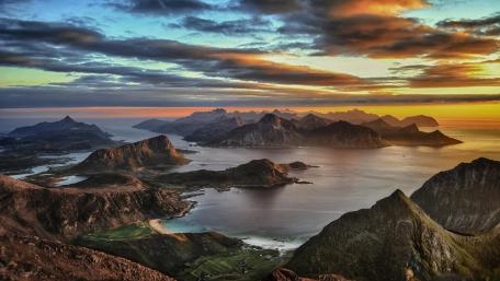 Majestic Mountain Landscape at Sunset wallpaper