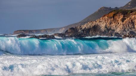 Serene Ocean Waves Embracing the Shoreline wallpaper