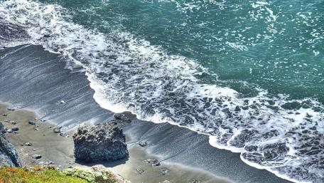 Tranquil Waves Embracing the Shoreline wallpaper