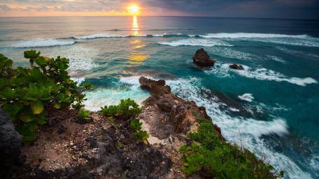 Serene Sunset Over Tranquil Ocean Waves wallpaper