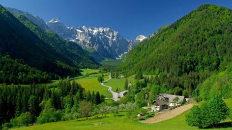 Breathtaking Mountain Valley Landscape wallpaper