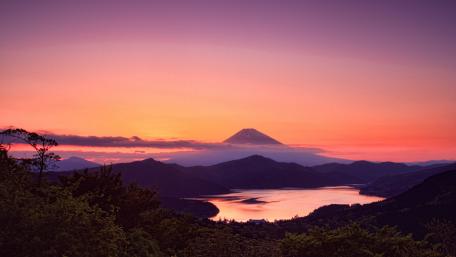 Majestic Sunset Over Tranquil Mountain Lake wallpaper
