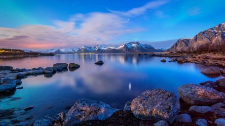 Serene Twilight Over Majestic Mountains and Lake wallpaper