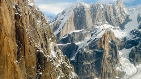 Majestic Mountain Peaks in Stunning Detail wallpaper